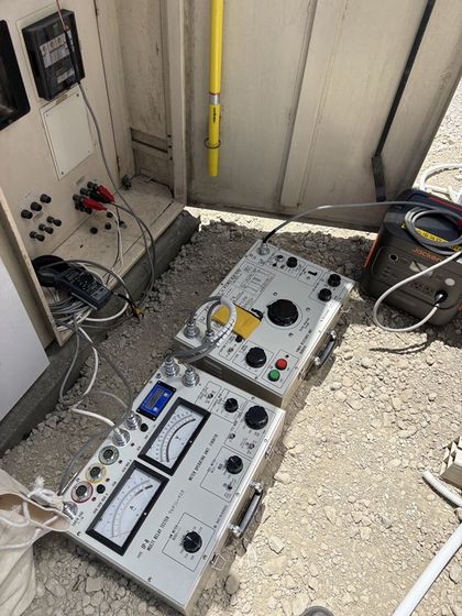 電気設備の測定機器を使用した点検作業の様子
