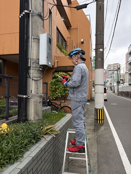電気設備の点検を行う作業員の様子