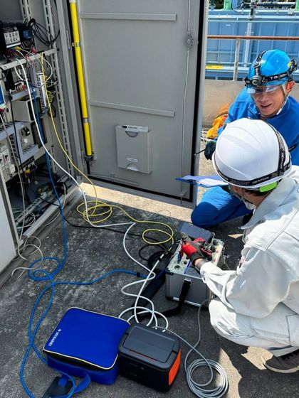 受電設備の点検確認を行う様子