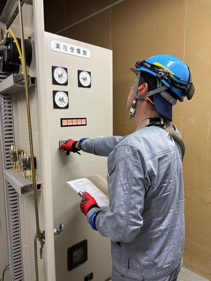 高圧受電設備の点検を行う様子