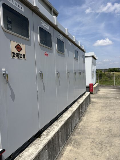 変電設備の保安管理を行う様子