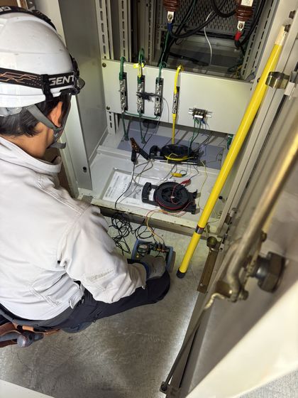 電気設備の点検作業の様子