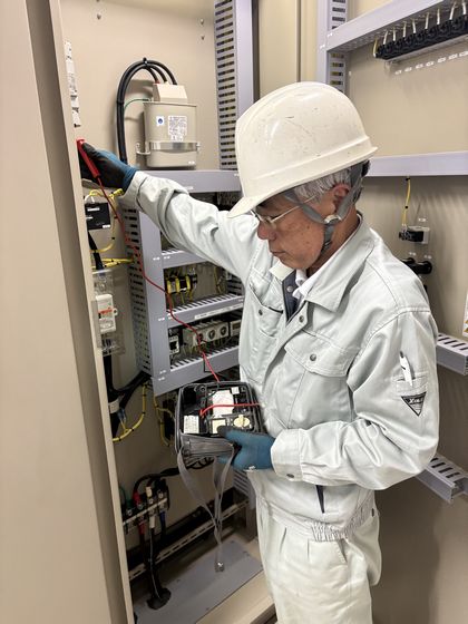 電気設備の測定作業の様子
